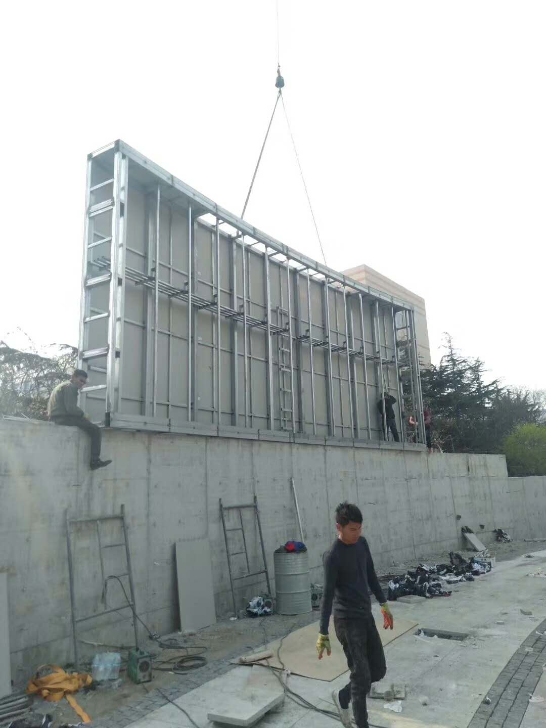 濟南某工地戶外全彩LED電子屏幕安裝現場