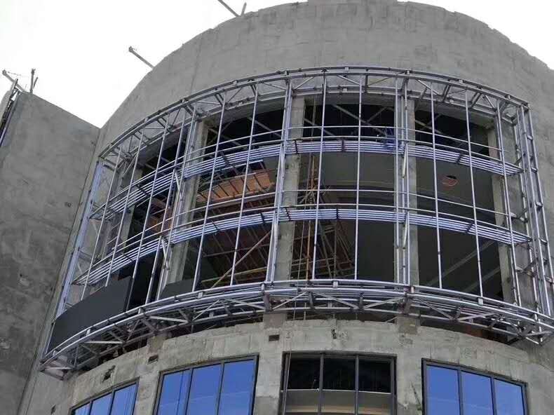 山東某大型商場戶外P6全彩LED顯示屏施工中