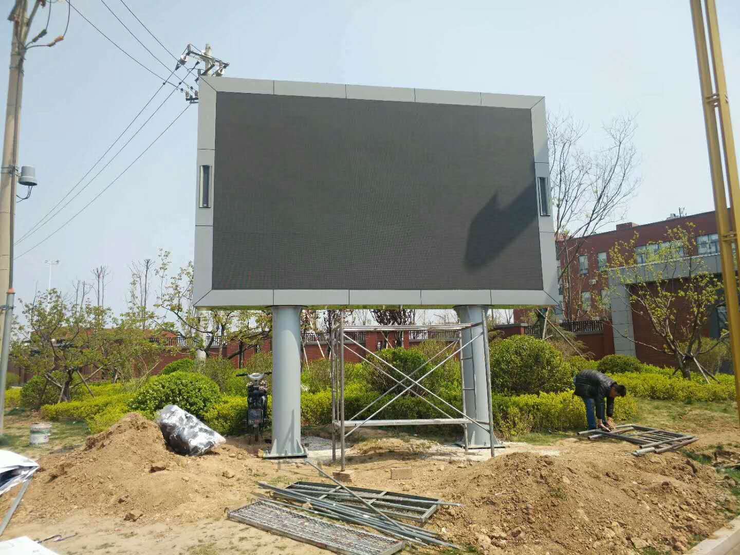 山東濰坊第四中學戶外全彩LED顯示屏安裝完畢