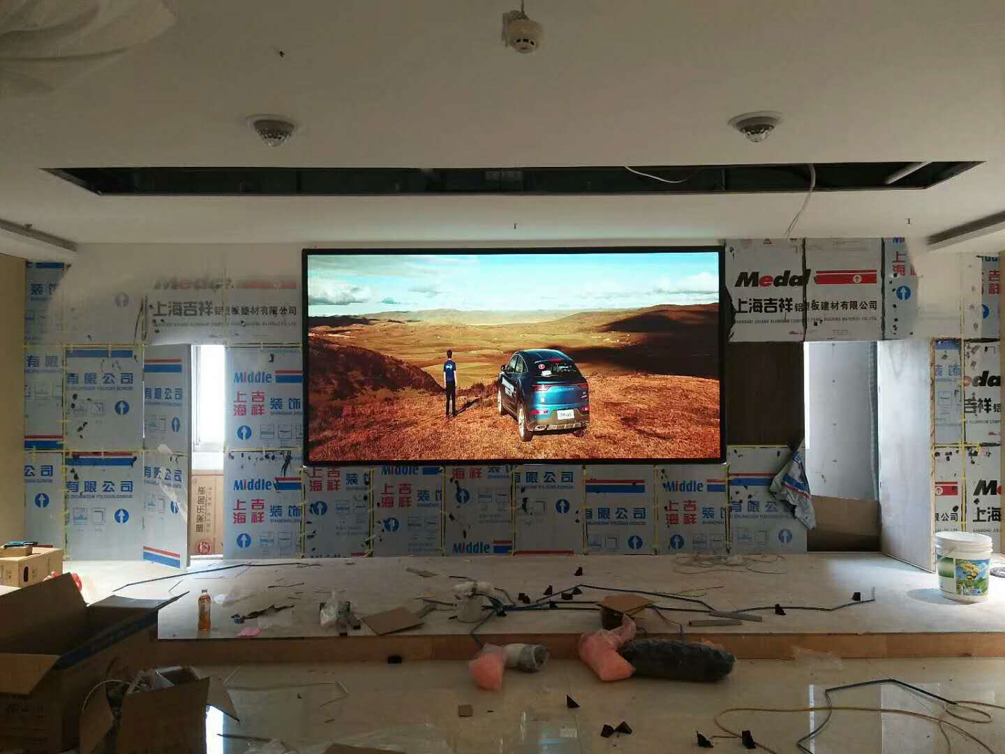 鴻星爾克會議室P2.5室內全彩LED電子屏幕安裝調試完畢