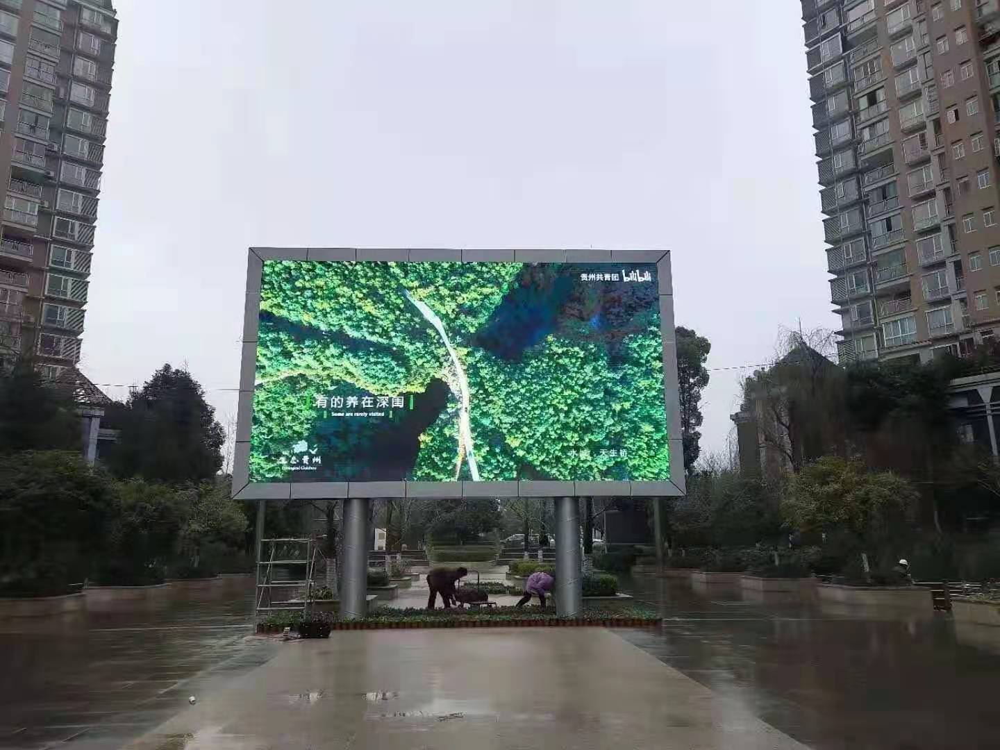 戶外雙立柱全彩LED電子大屏幕案例-防水防曬節能