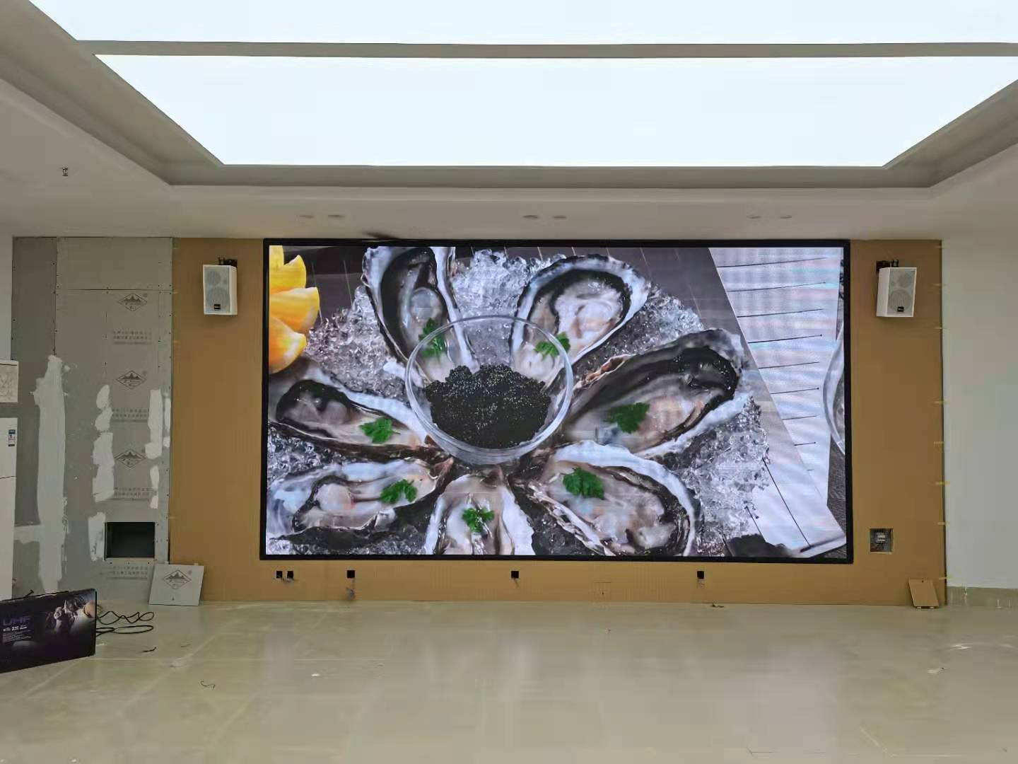 山東第一醫(yī)科大學(xué)室內(nèi)會(huì)議室全彩LED顯示屏高清案例