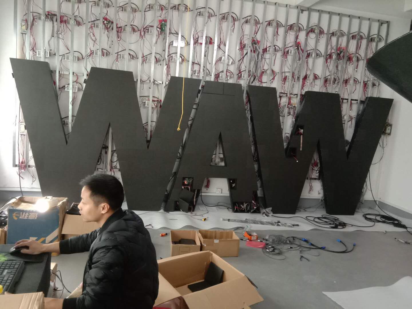 山東LED異形屏_led異形屏價(jià)格_室內(nèi)全彩顯示屏價(jià)格