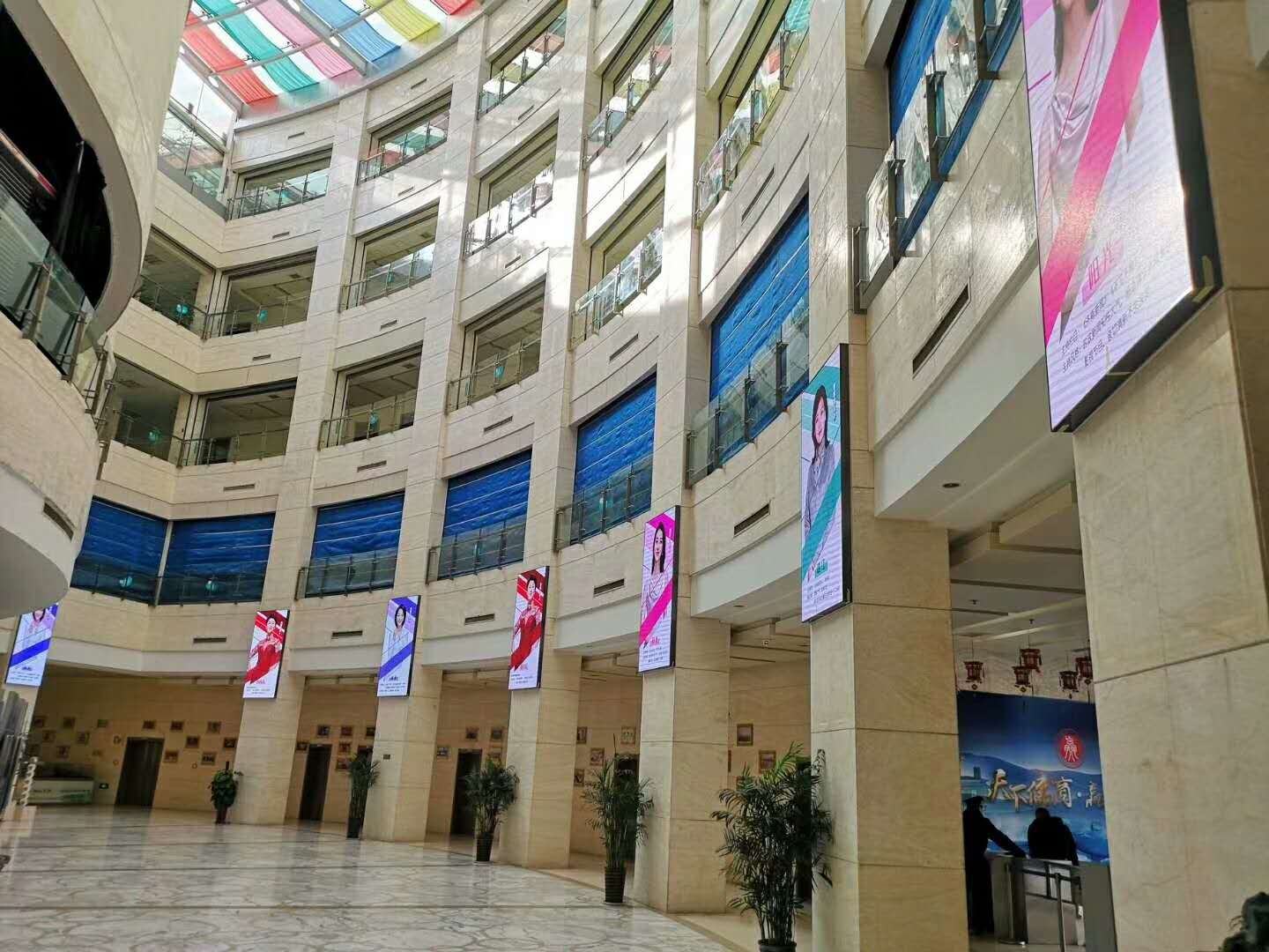 山東電視臺室內(nèi)全彩屏無縫拼接高清顯示