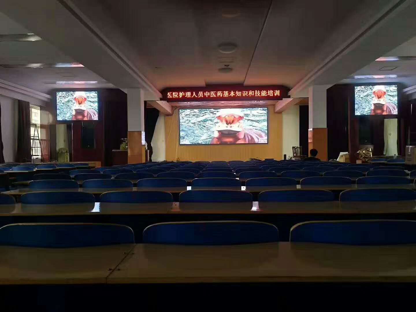 高密市中醫院室內P2LED全彩屏（一主屏兩副屏）高清同步顯示