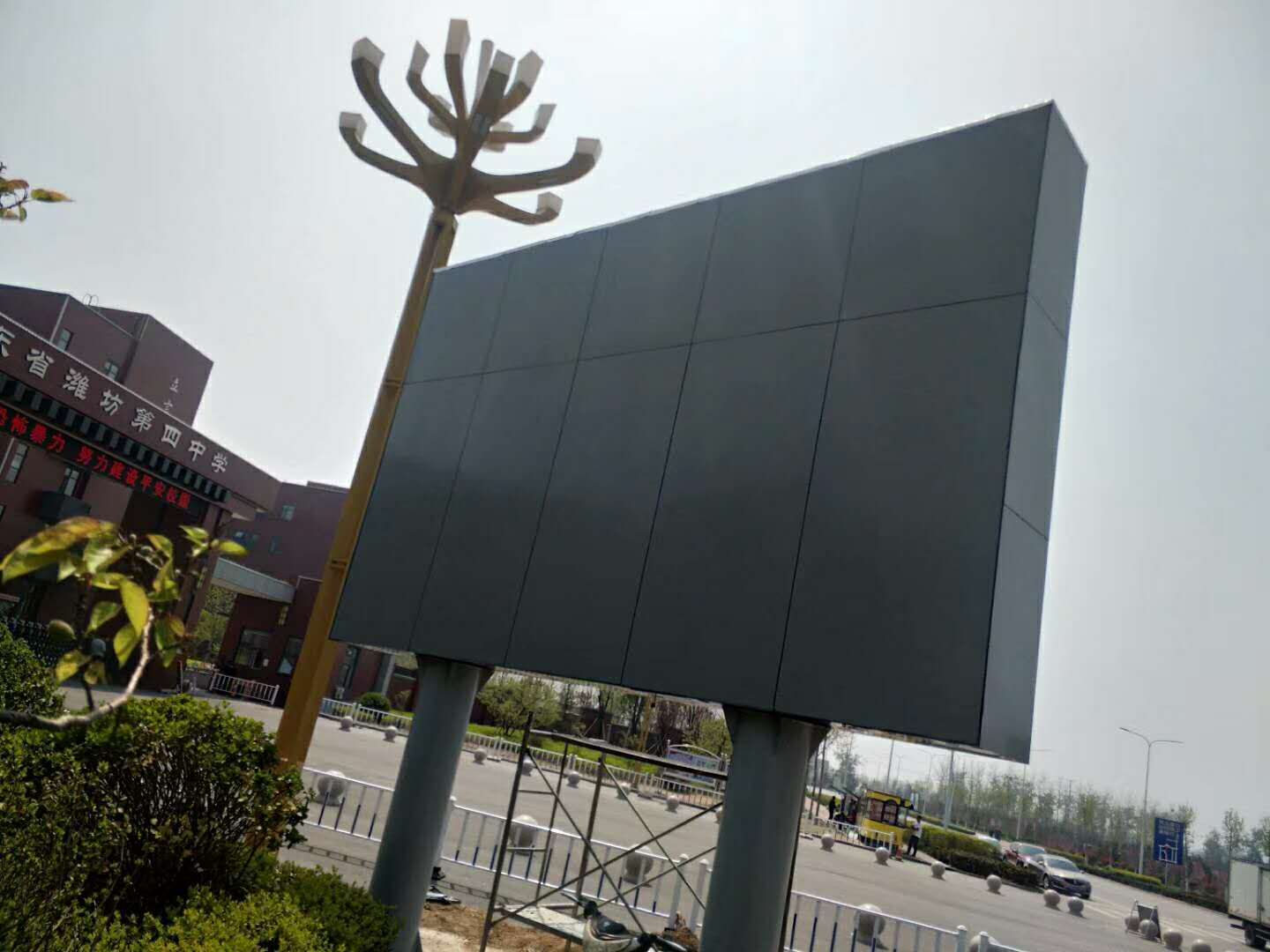 山東濰坊第四中學戶外全彩LED顯示屏安裝完畢-做戶外LED大屏幕找山東鄰社-省級優質工程商！