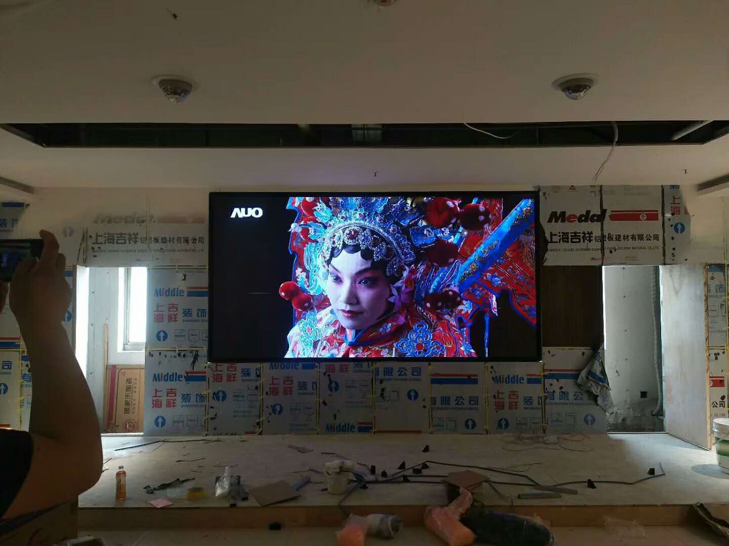 山東濟(jì)南會議室P2.5室內(nèi)全彩LED顯示屏